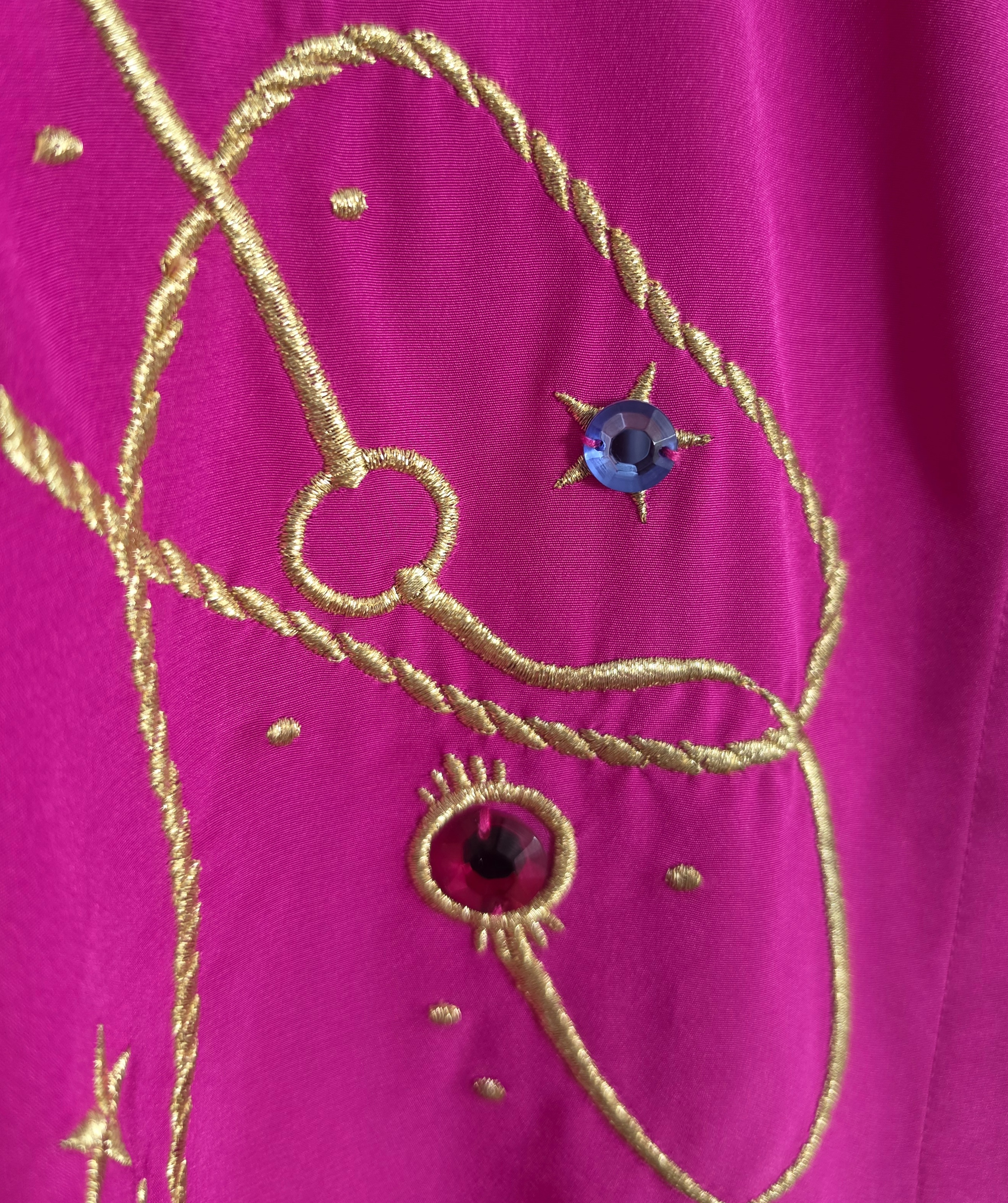 Cerise 80-talsblus med broderi/applikation ca storlek M, Yarell Vintage