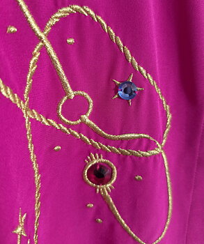Cerise 80-talsblus med broderi/applikation ca storlek M, Yarell Vintage