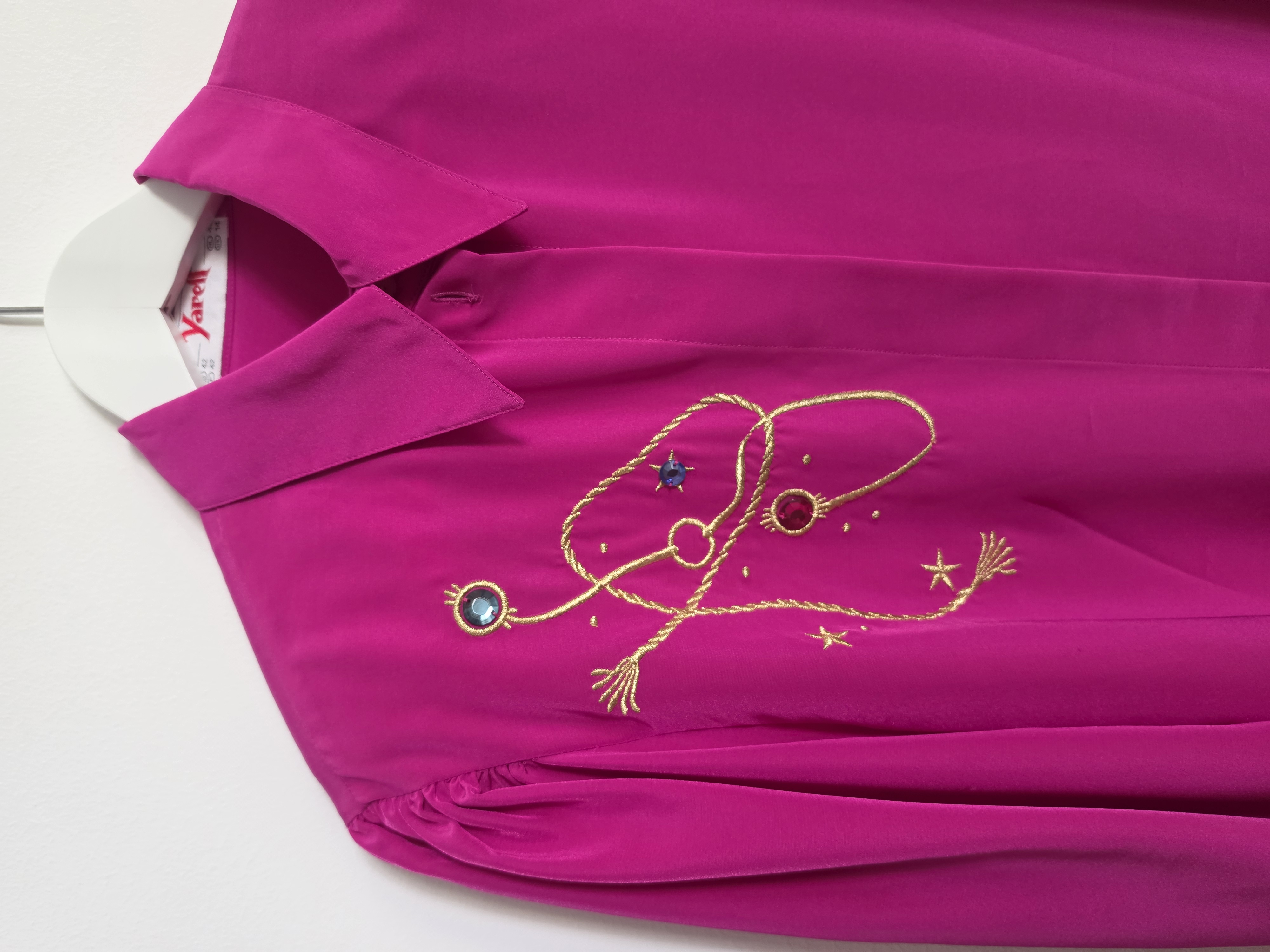 Cerise 80-talsblus med broderi/applikation ca storlek M, Yarell Vintage - 9