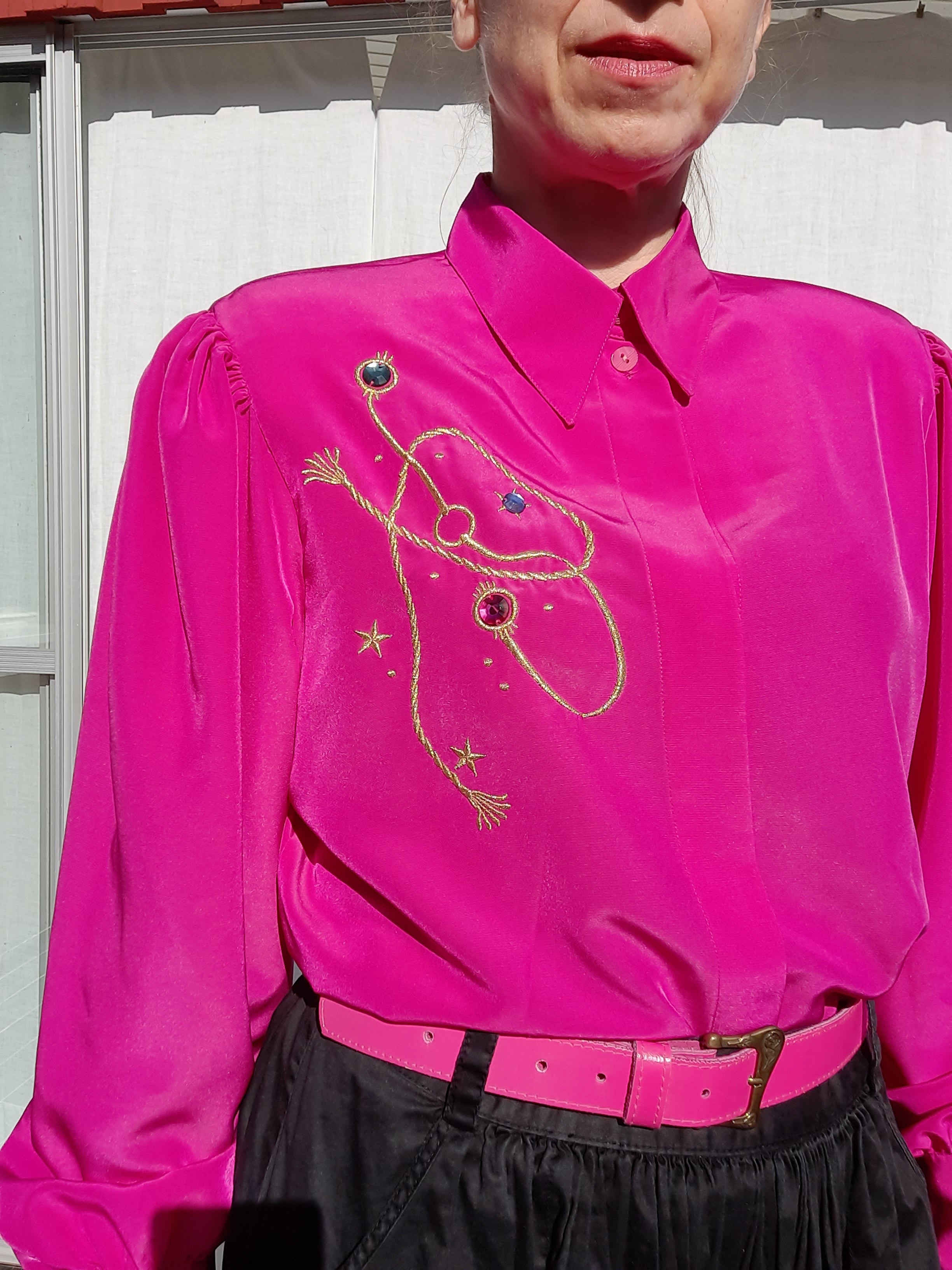 Cerise 80-talsblus med broderi/applikation ca storlek M, Yarell Vintage - 6