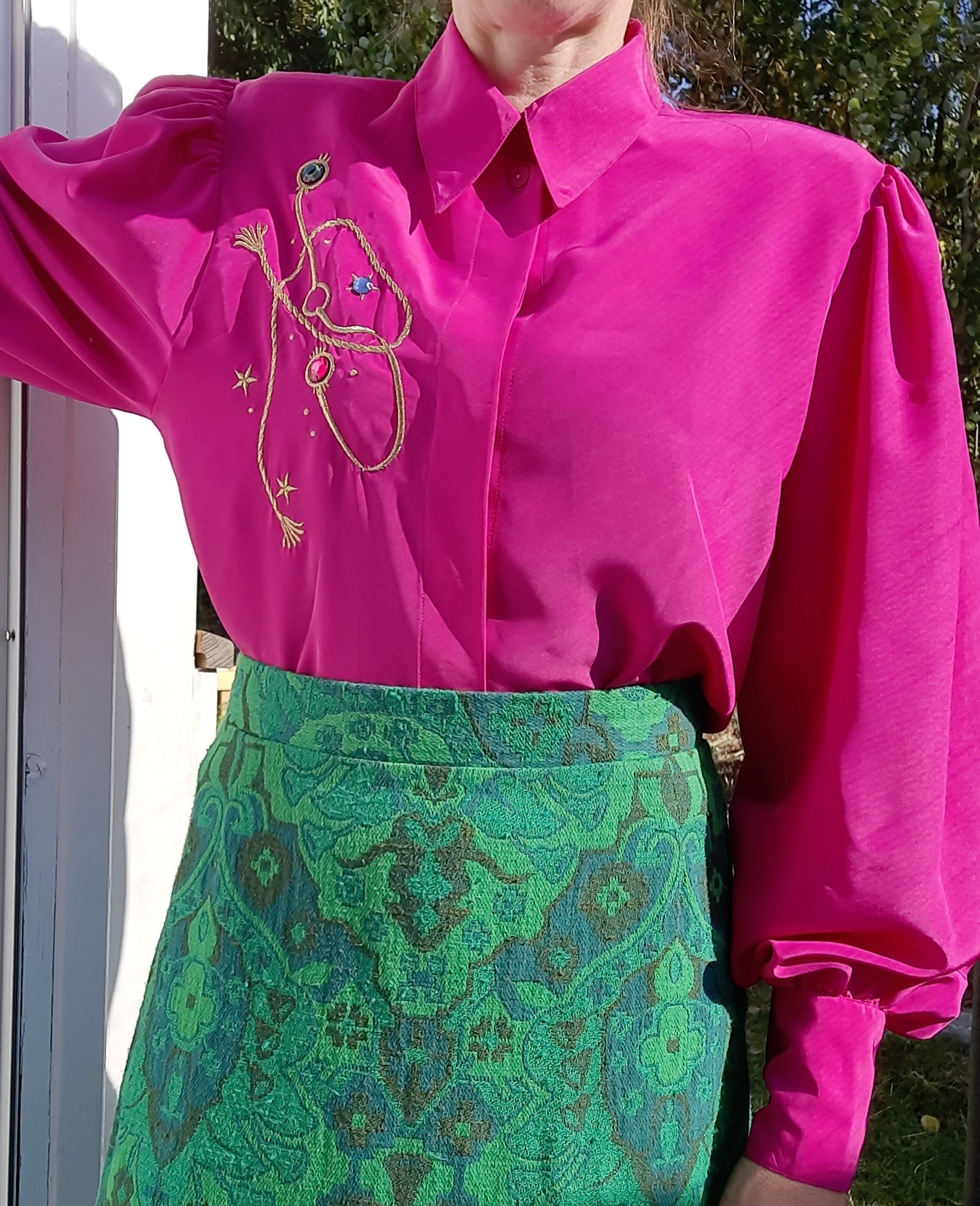 Cerise 80-talsblus med broderi/applikation ca storlek M, Yarell Vintage - 3
