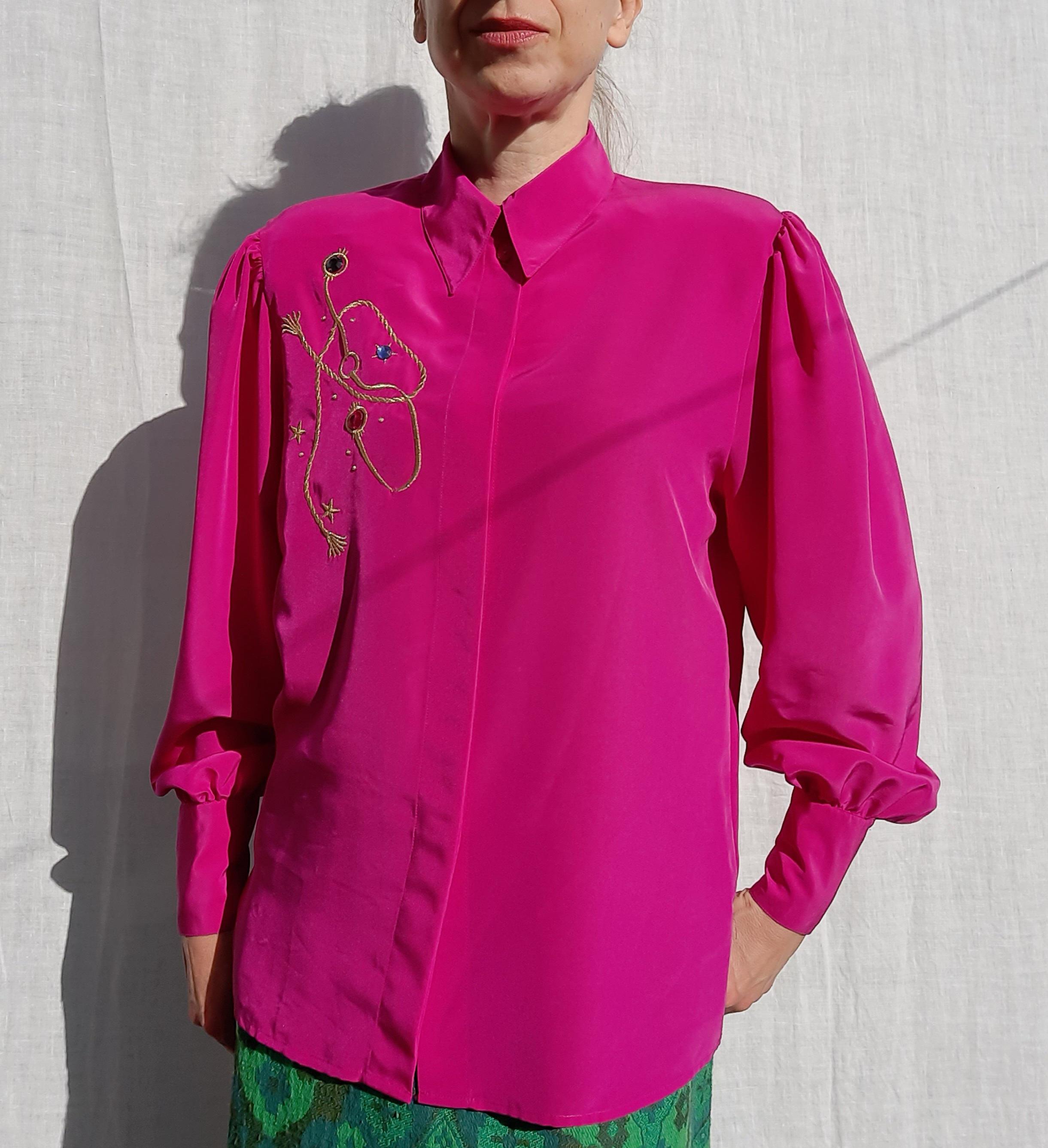 Cerise 80-talsblus med broderi/applikation ca storlek M, Yarell Vintage - 4