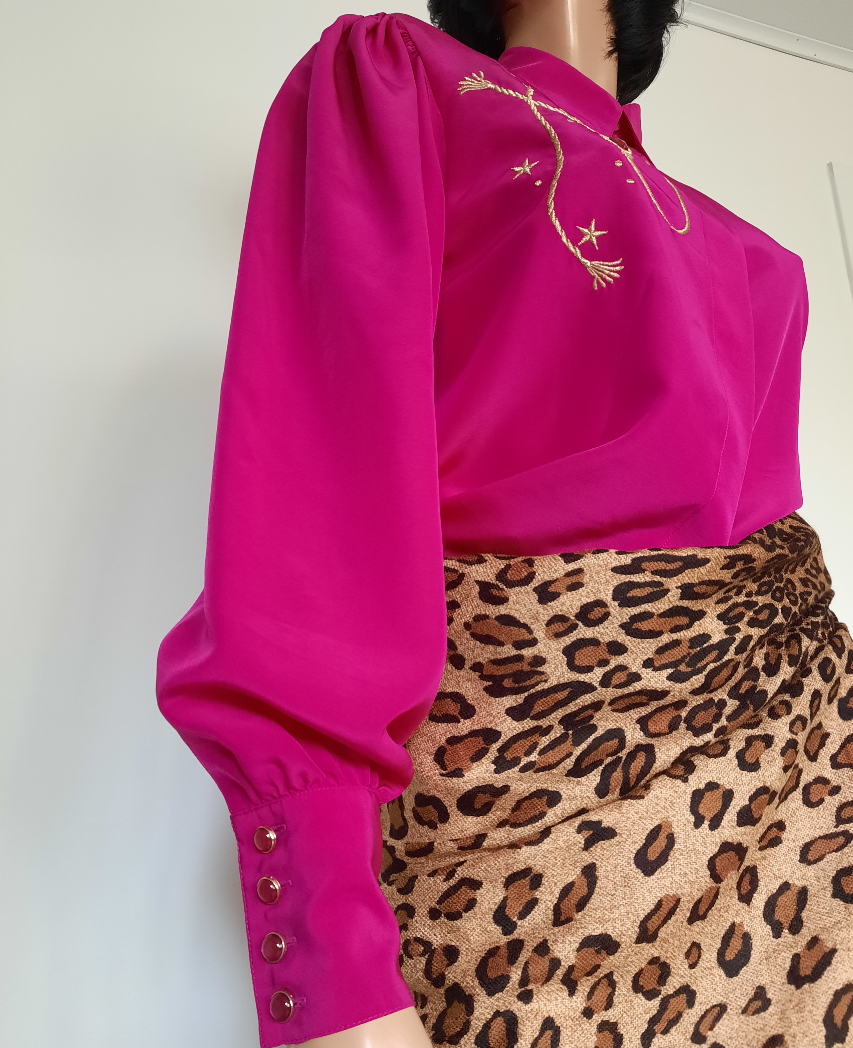 Cerise 80-talsblus med broderi/applikation ca storlek M, Yarell Vintage - 5