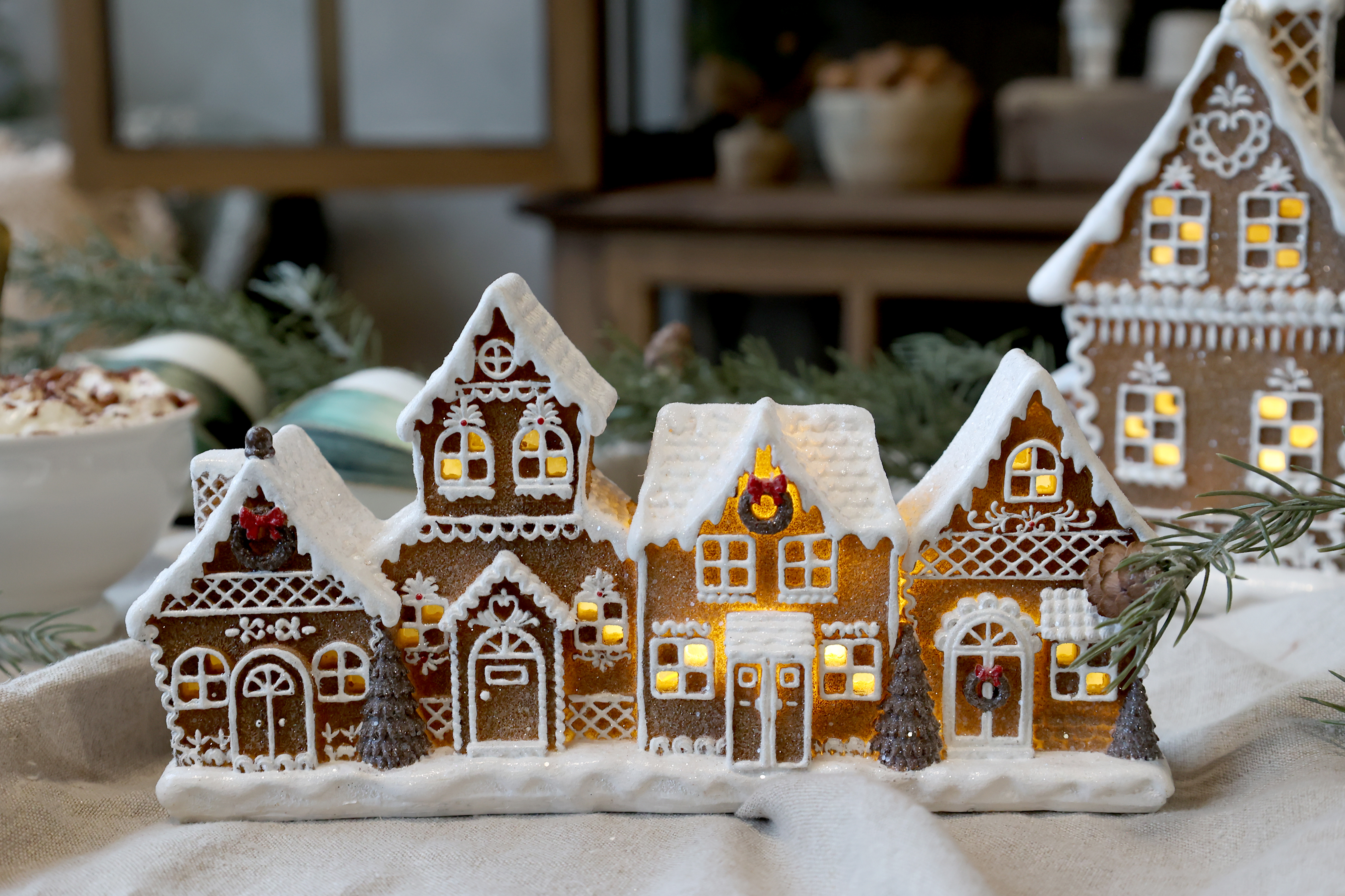 Pepparkakshus med ledbelysning - 25x7x13 cm Batteridriven - 7