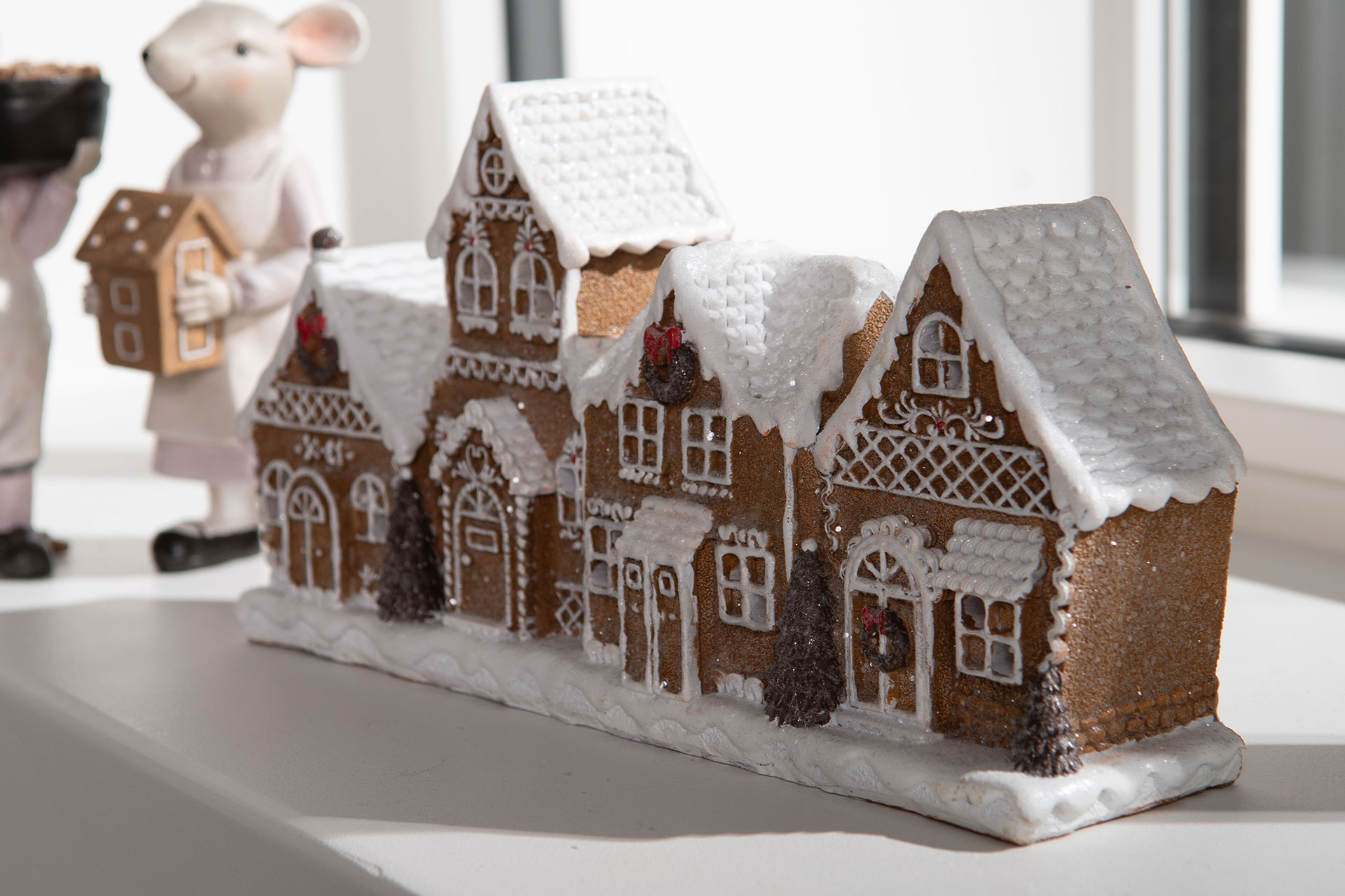 Pepparkakshus med ledbelysning - 25x7x13 cm Batteridriven - 2