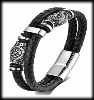 Svart läderarmband med vägvisaren.