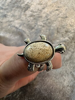 Ring beige spräcklig