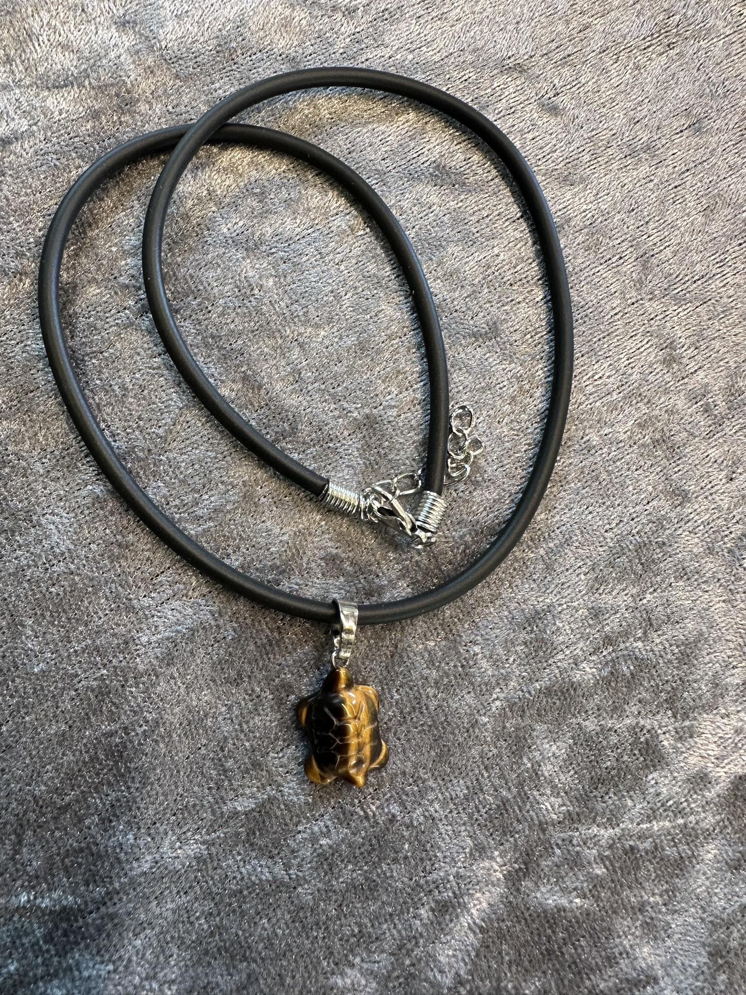 Halsband med brun sköldpadda