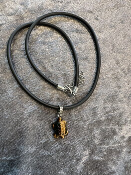 Halsband med brun sköldpadda