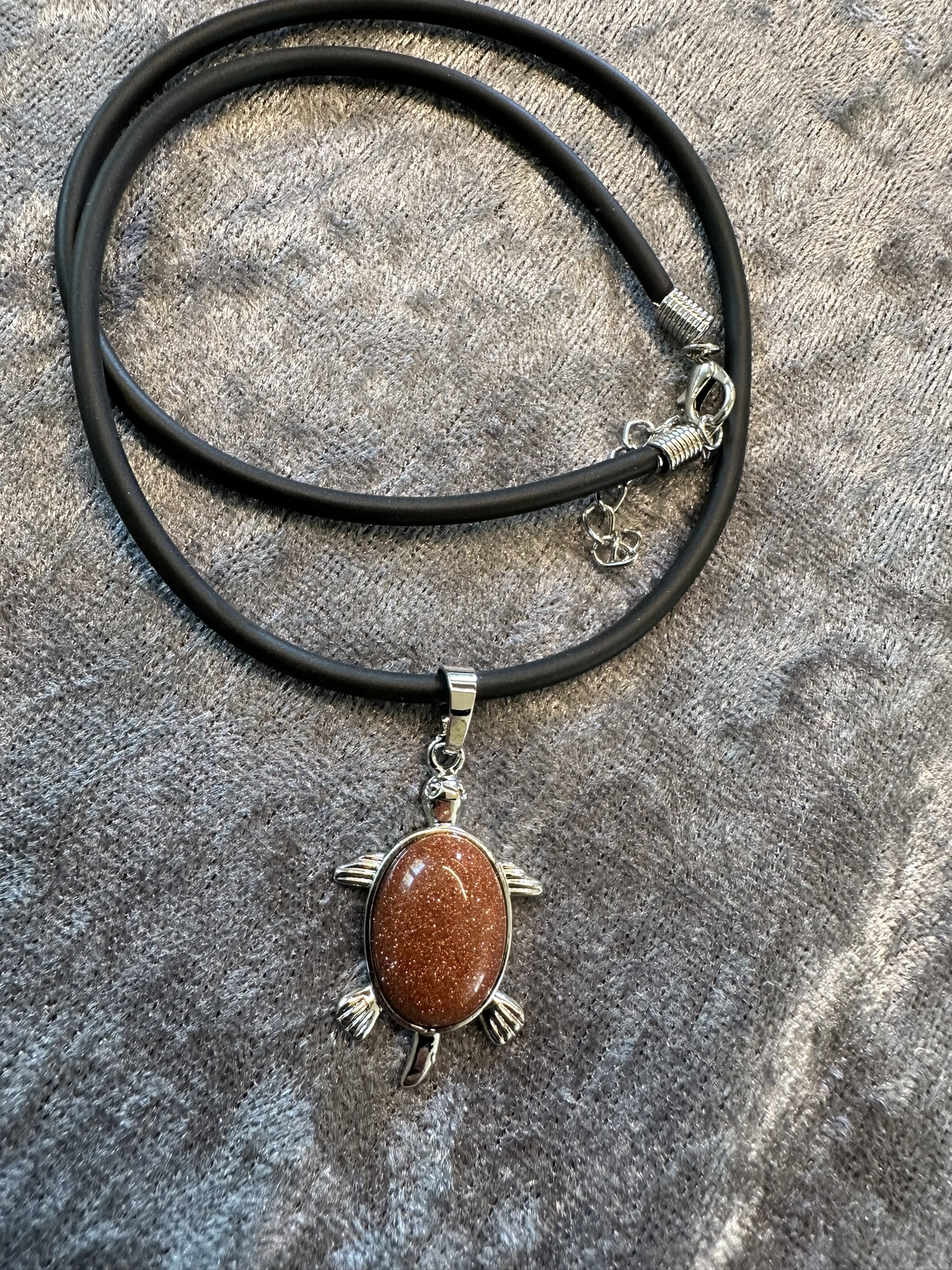 Halsband med glittrig brun sköldpadda