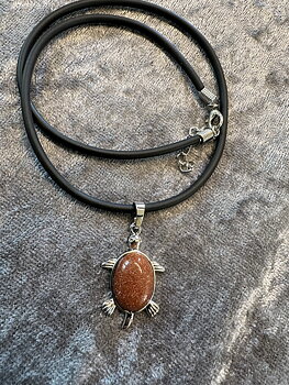 Halsband med glittrig brun sköldpadda