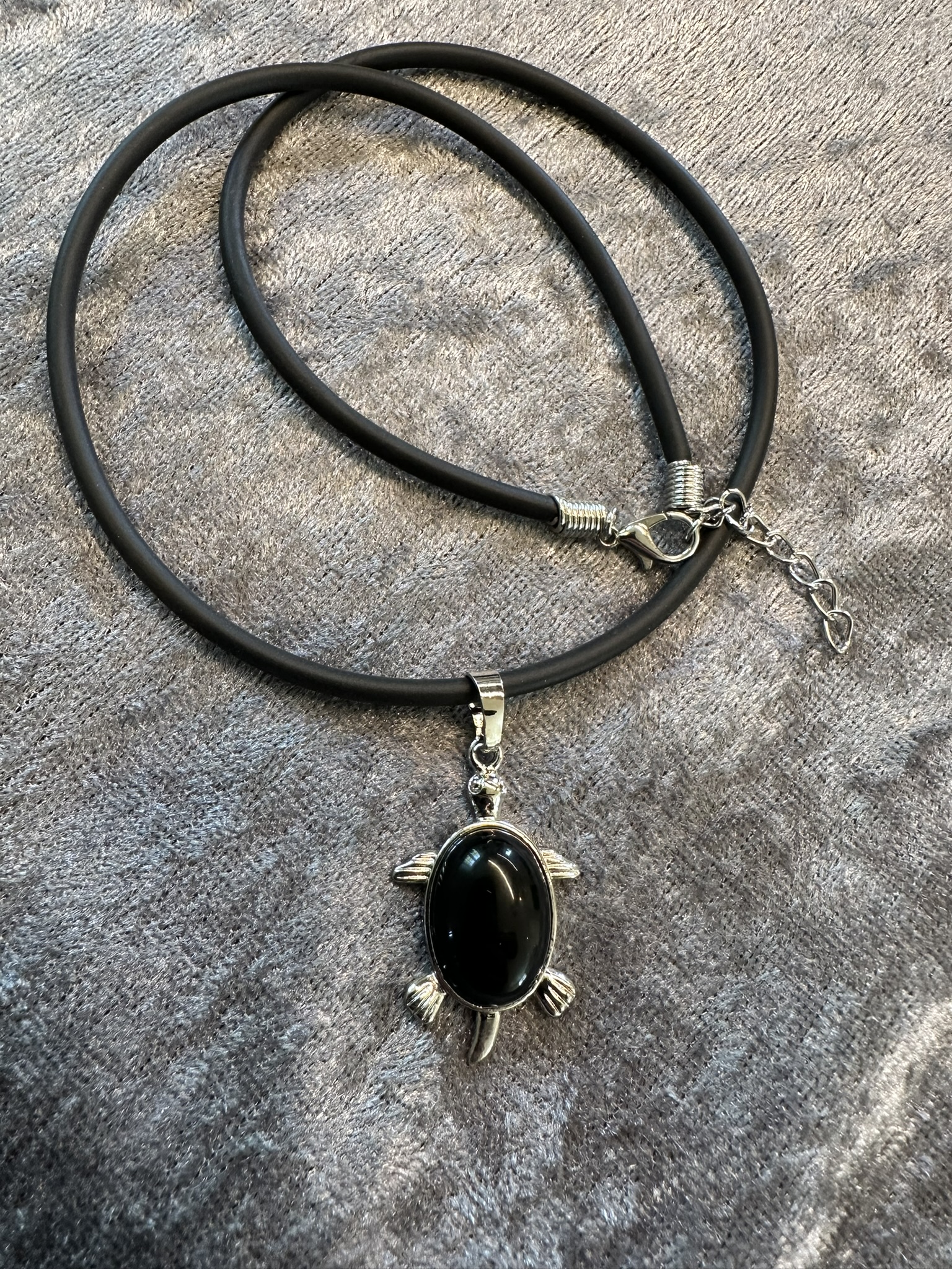 Halsband med svart sköldpadda