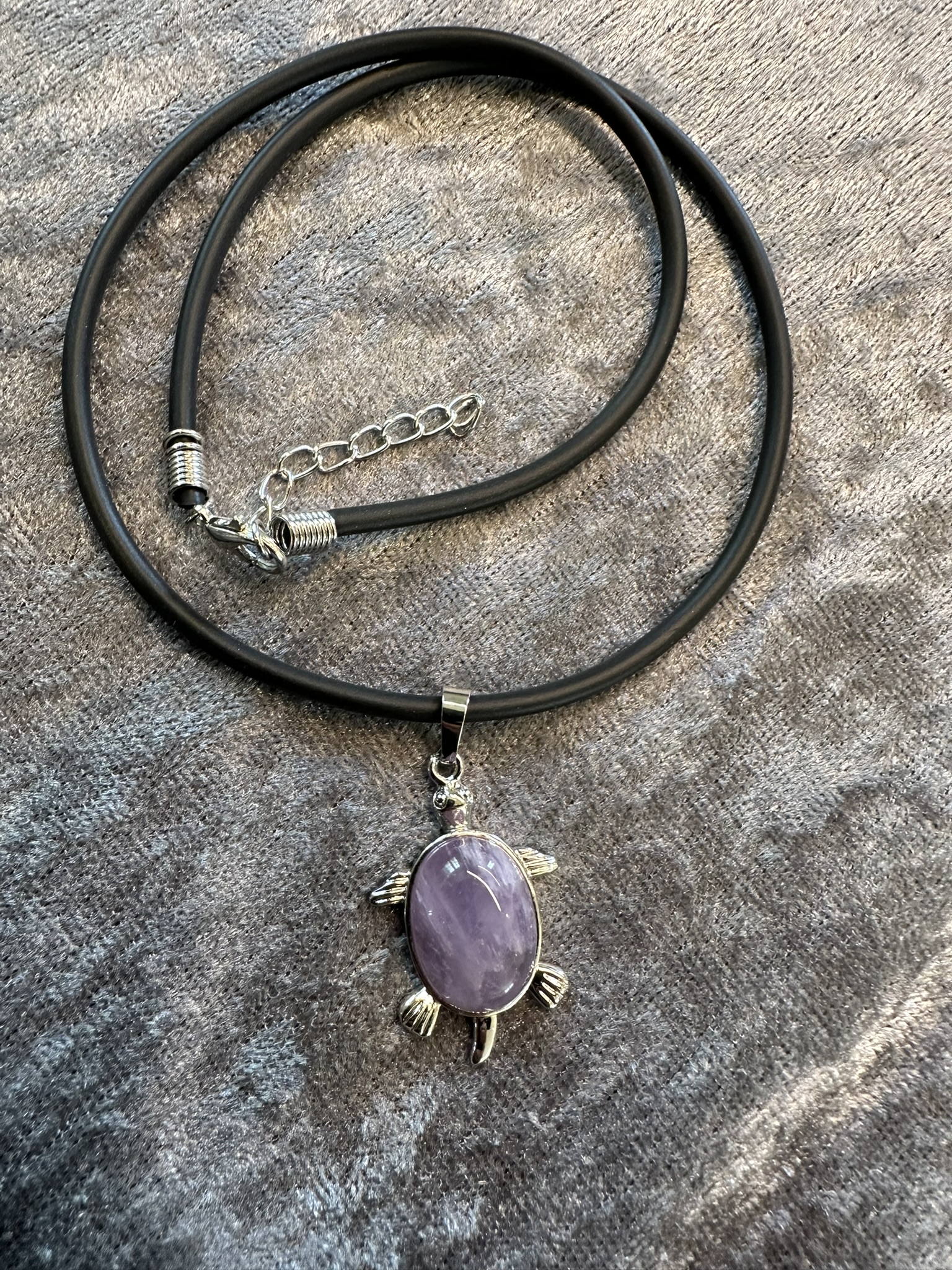 Halsband med lila sköldpadda