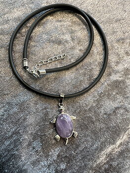 Halsband med lila sköldpadda
