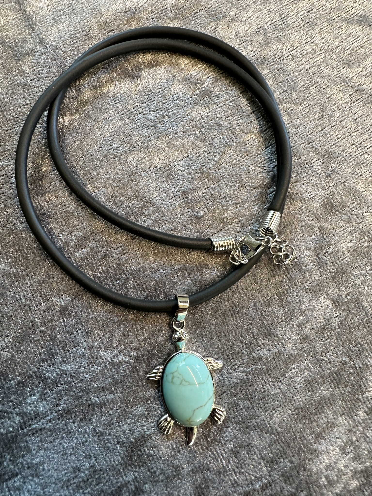 Halsband med turkos sköldpadda