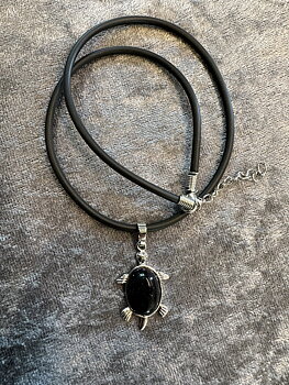 Halsband med glittig svart sköldpadda