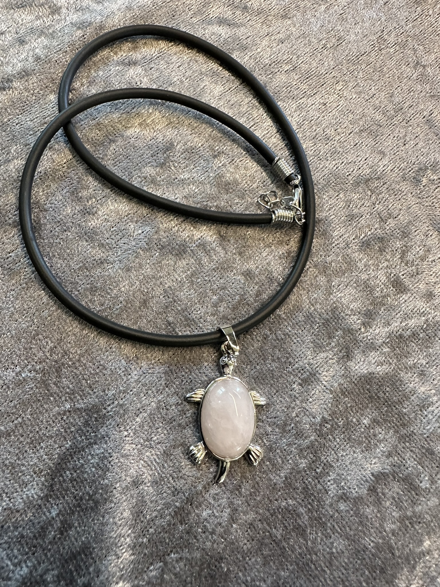Halsband med ljusrosa sköldpadda