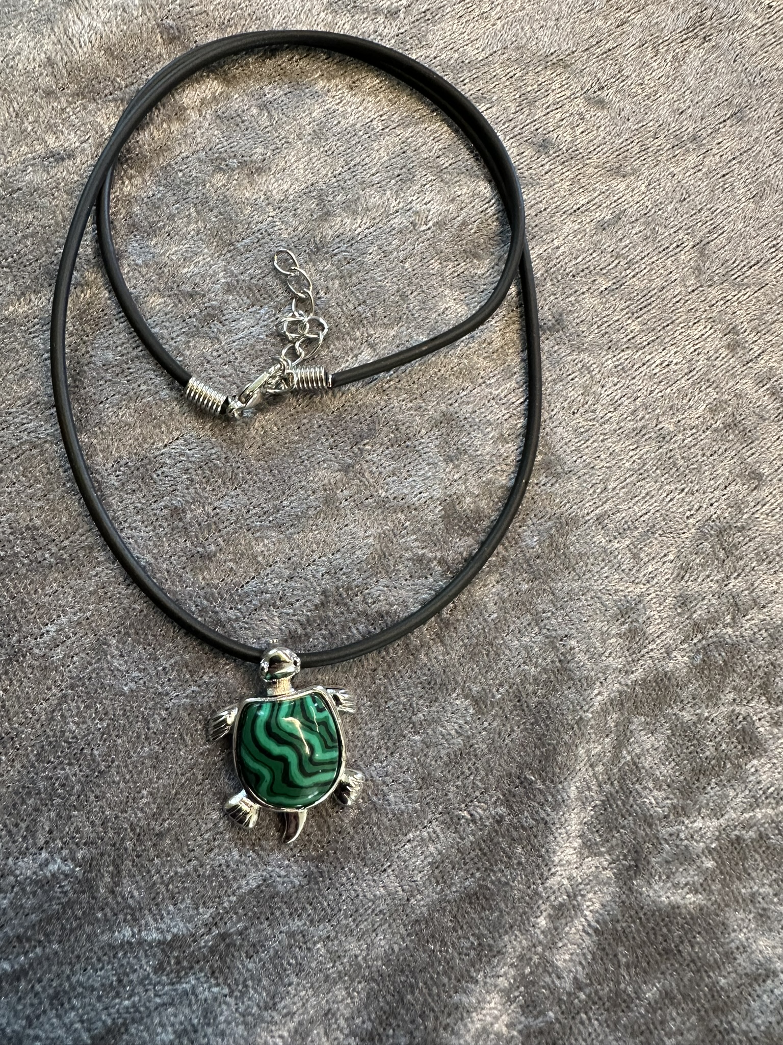 Smalt halsband med grönrandig sköldpadda