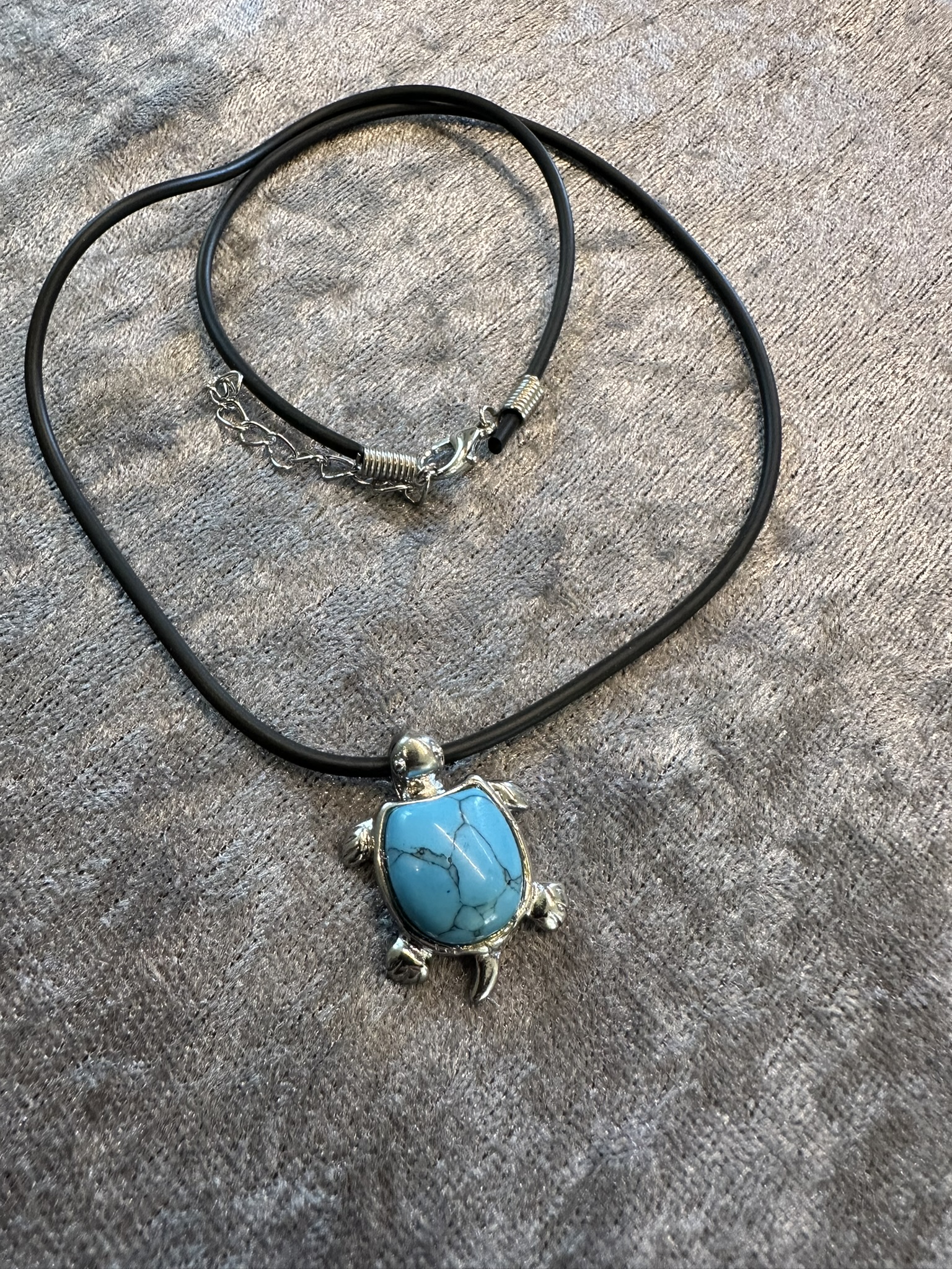 Smalt halsband med blå/turkos sköldpadda