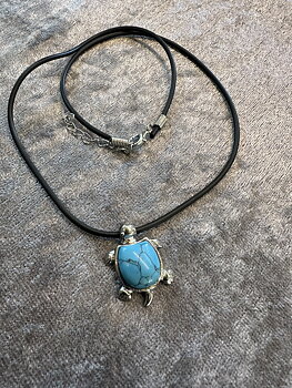 Smalt halsband med blå/turkos sköldpadda