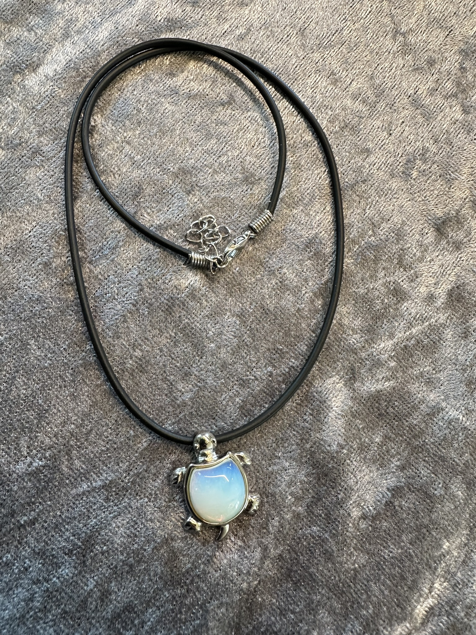Smalt halsband med vit transparant sköldpadda