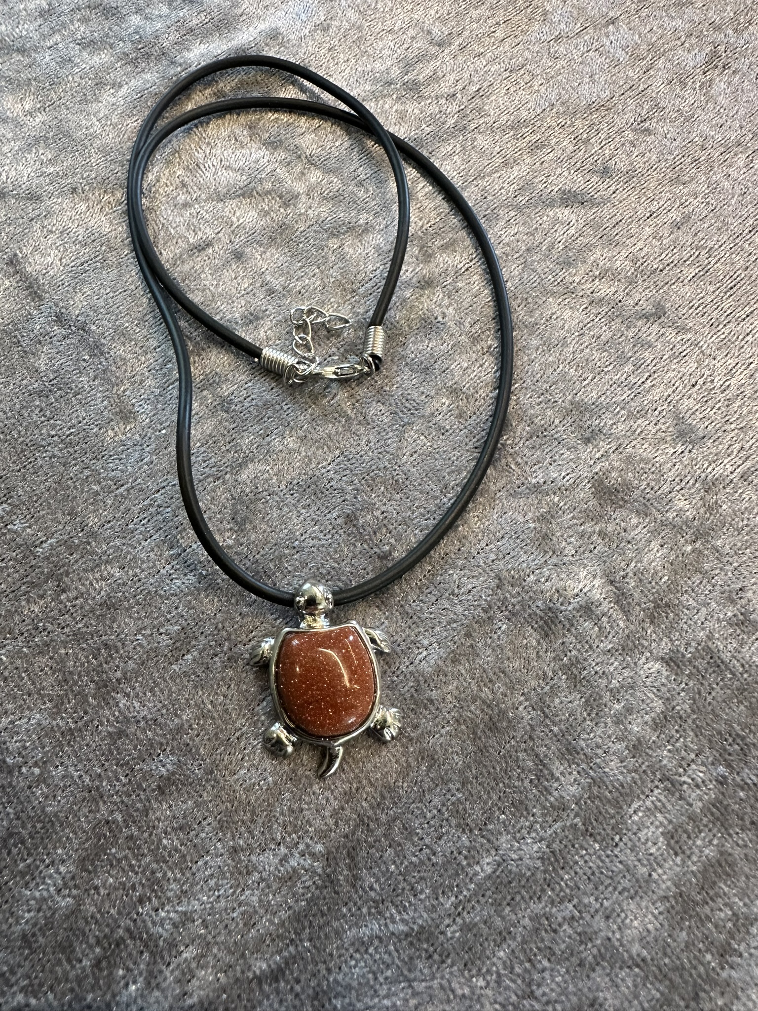 Smalt halsband med brun glittrig sköldpadda