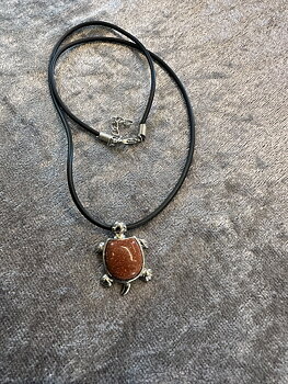 Smalt halsband med brun glittrig sköldpadda