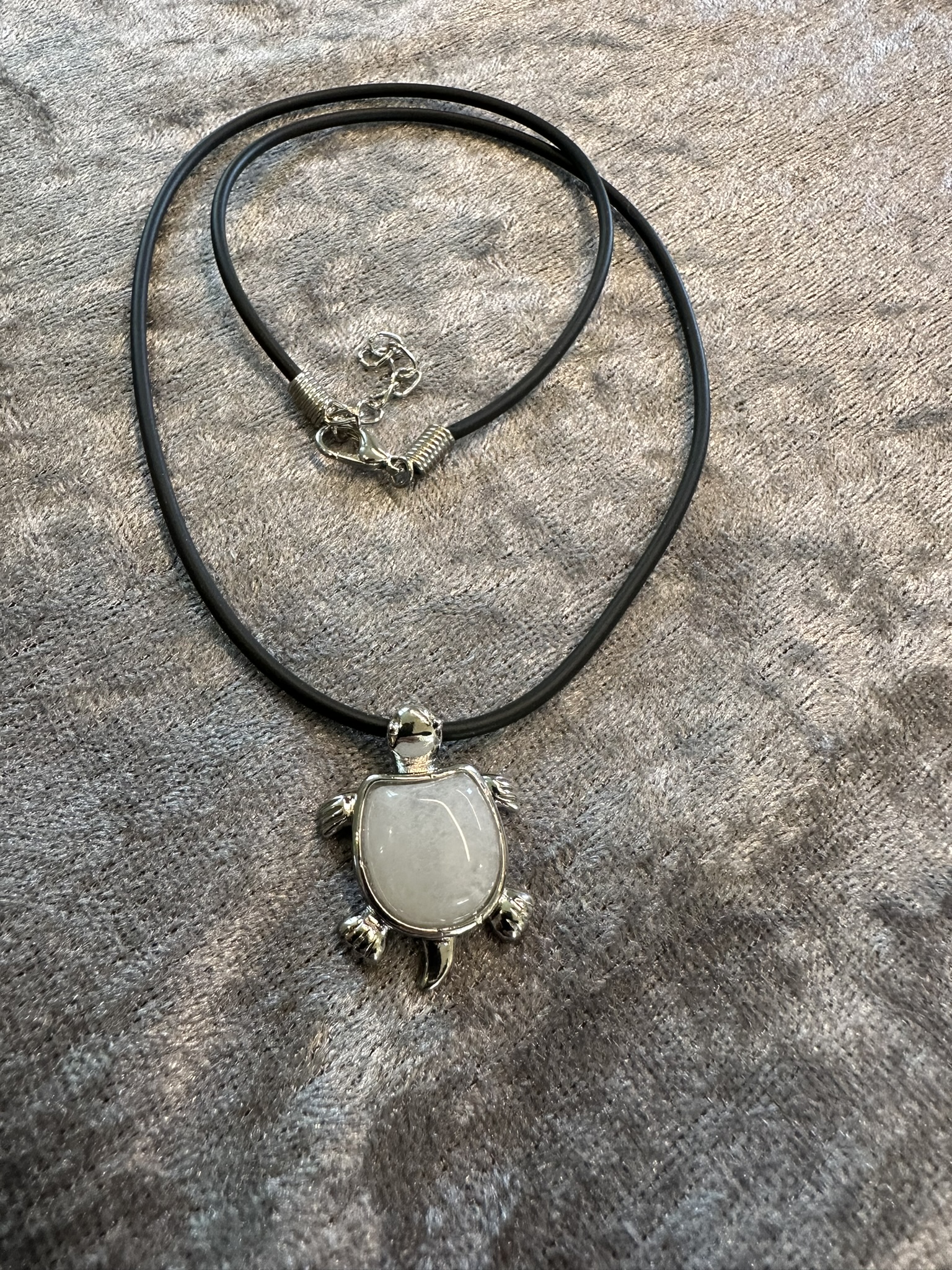Smalt halsband med vit/rosa sköldpadda
