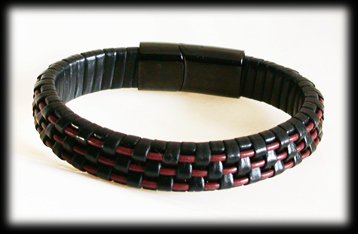Flätat läderarmband i mörkrött och svart läder. - 2