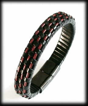 Flätat läderarmband i mörkrött och svart läder.