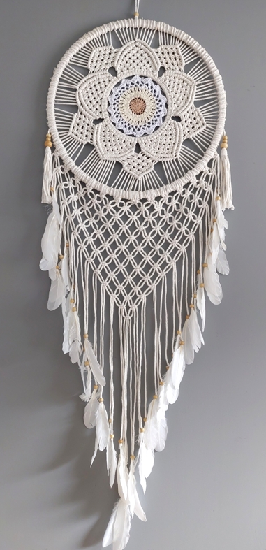  Drömfångare - Makramé Mandala Blomma, 42 cm - Ljusgul med fjädrar