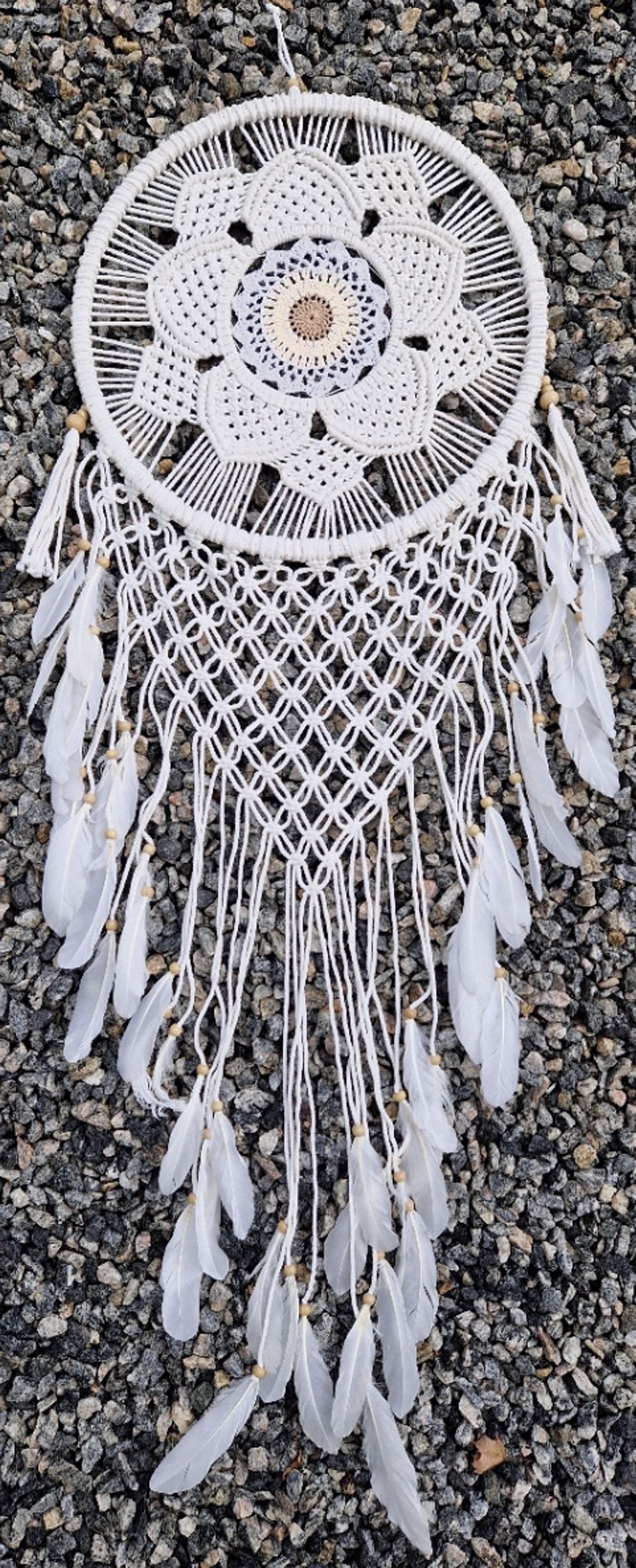  Drömfångare - Makramé Mandala Blomma, 42 cm - Ljusgul med fjädrar - 2
