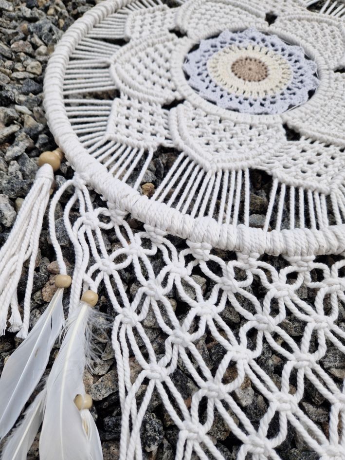  Drömfångare - Makramé Mandala Blomma, 42 cm - Ljusgul med fjädrar - 3