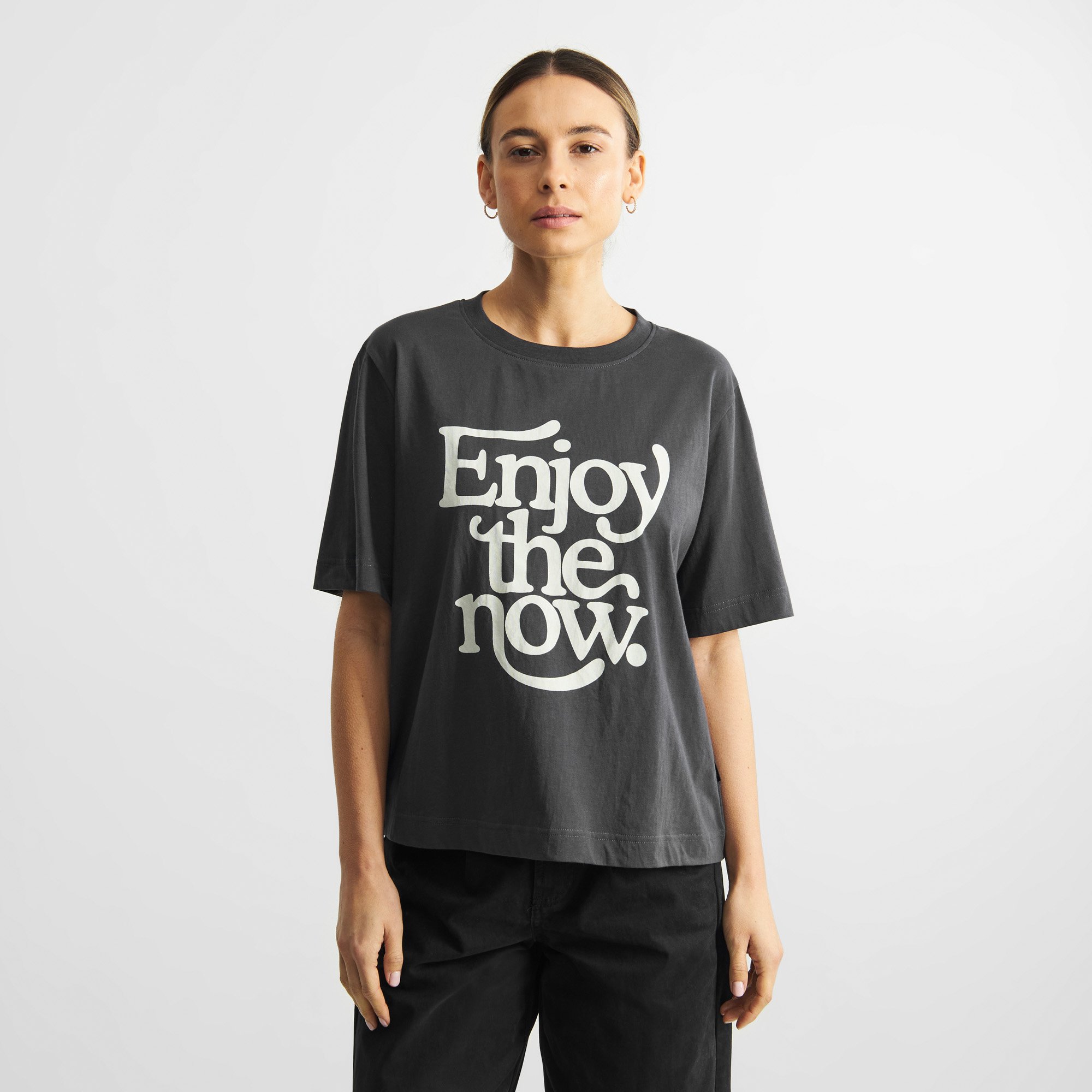 T-shirt, Vadstena Enjoy the Now Charcoal - Dedicated