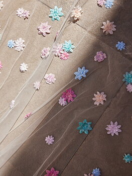 Slöja med multifärgade lösa 3D blommor 300 cm 