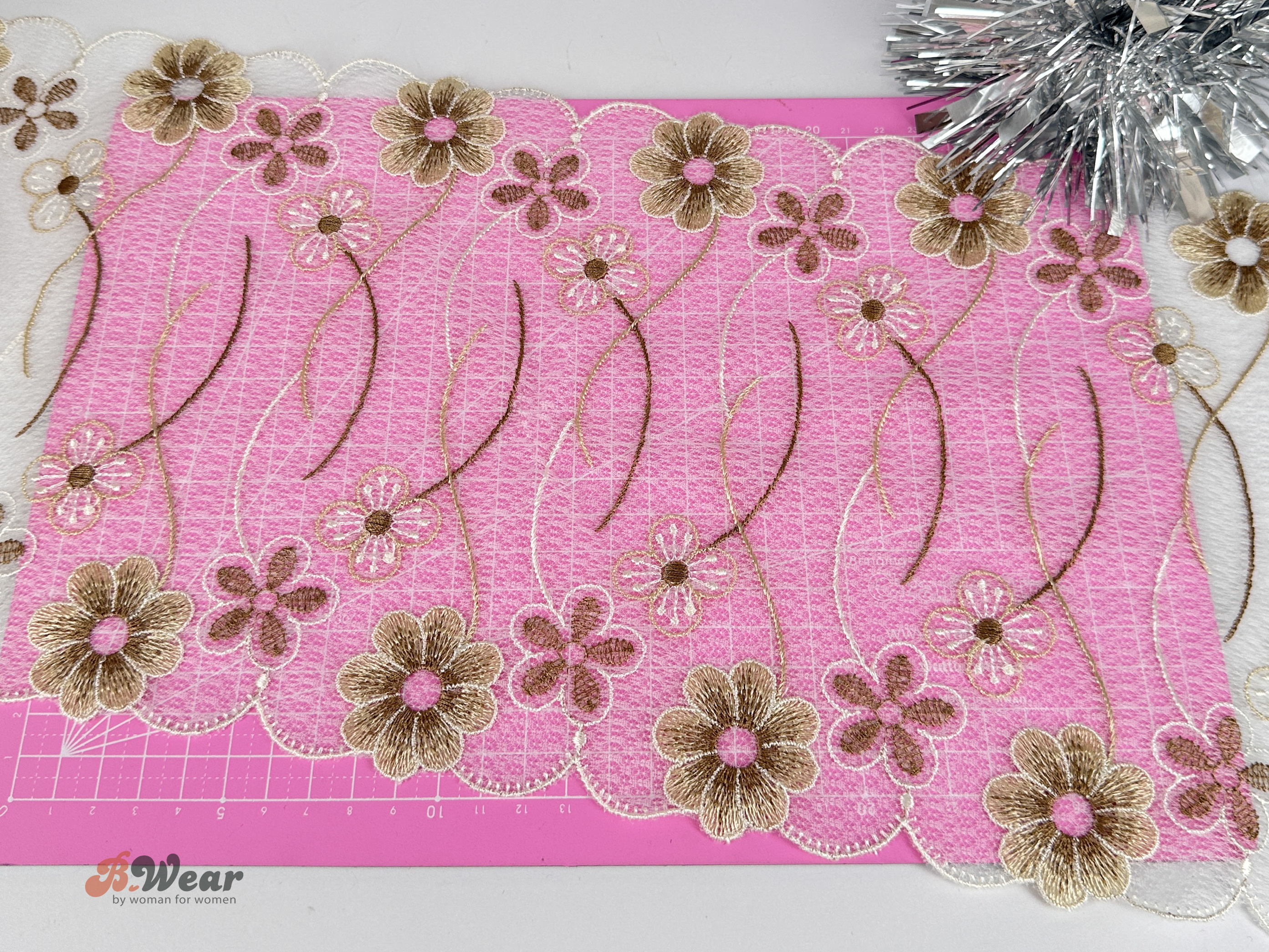 Vacker stum spets i offwhite med blommor i beige - 20 cm