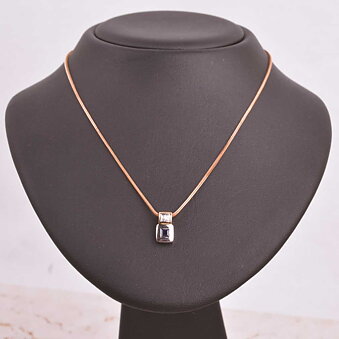Guldkedja med vitguldshänge, diamant och safir.