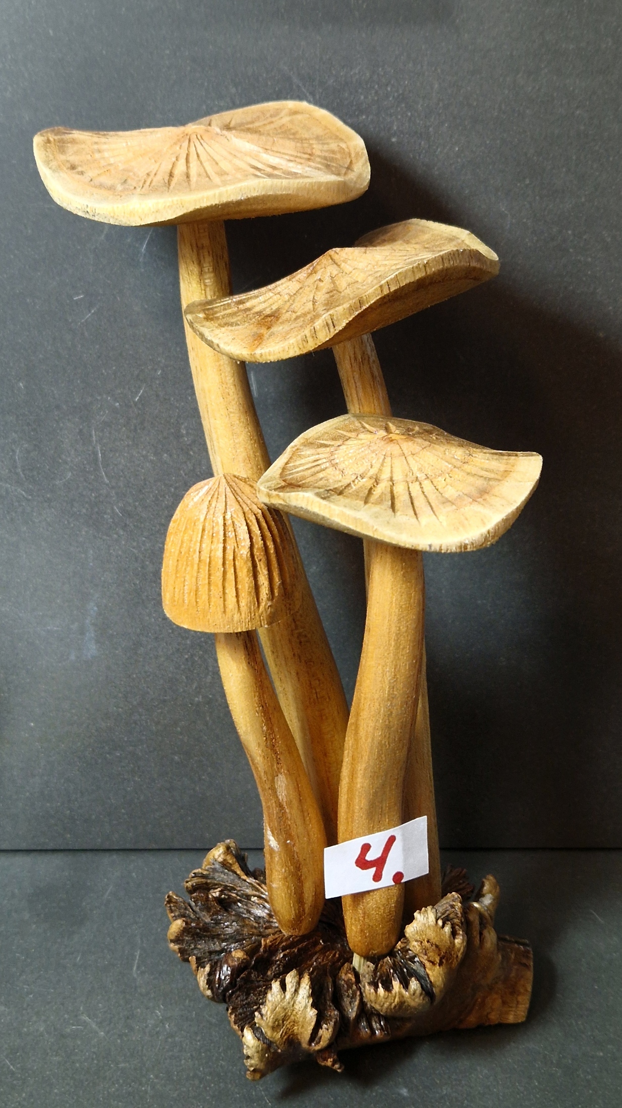 Hand snidade Svampar i grupp - 23 cm - 2