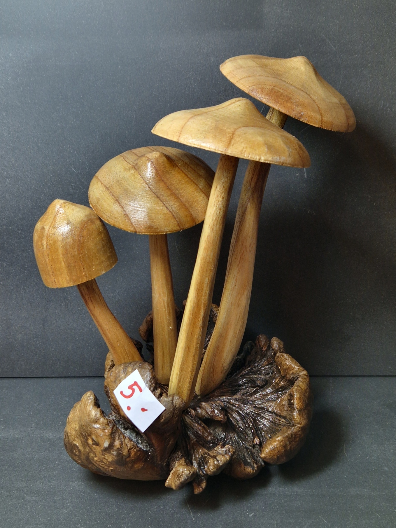 Hand snidade Svampar i grupp - 20 cm