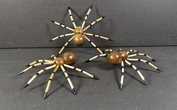 Hand Snidad Spindel i Trä - 15 cm