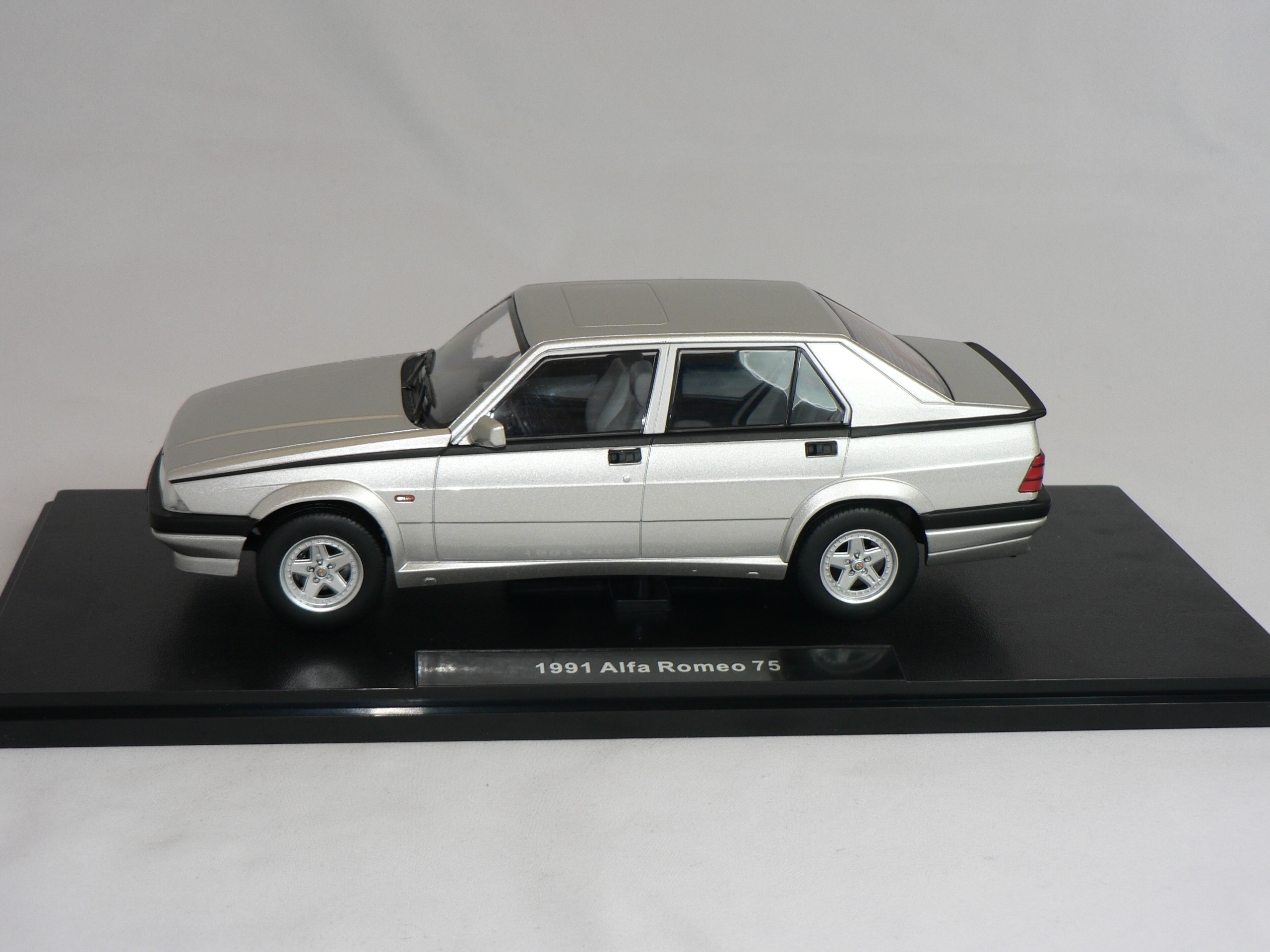 Alfa Romeo  75   1991  1:18  T9-Collection - 3