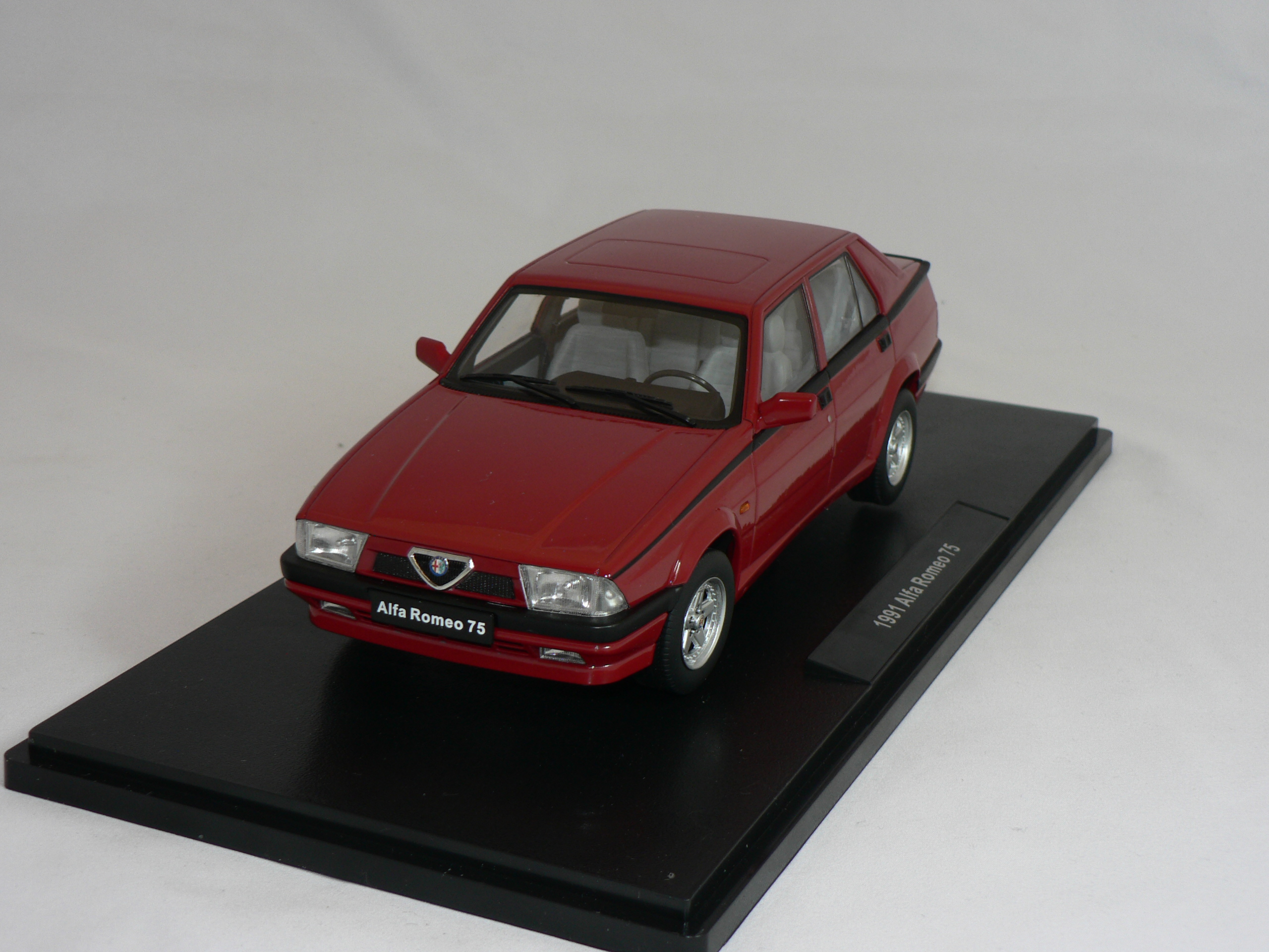 Alfa Romeo  75   1991  !:18  T9-Collection