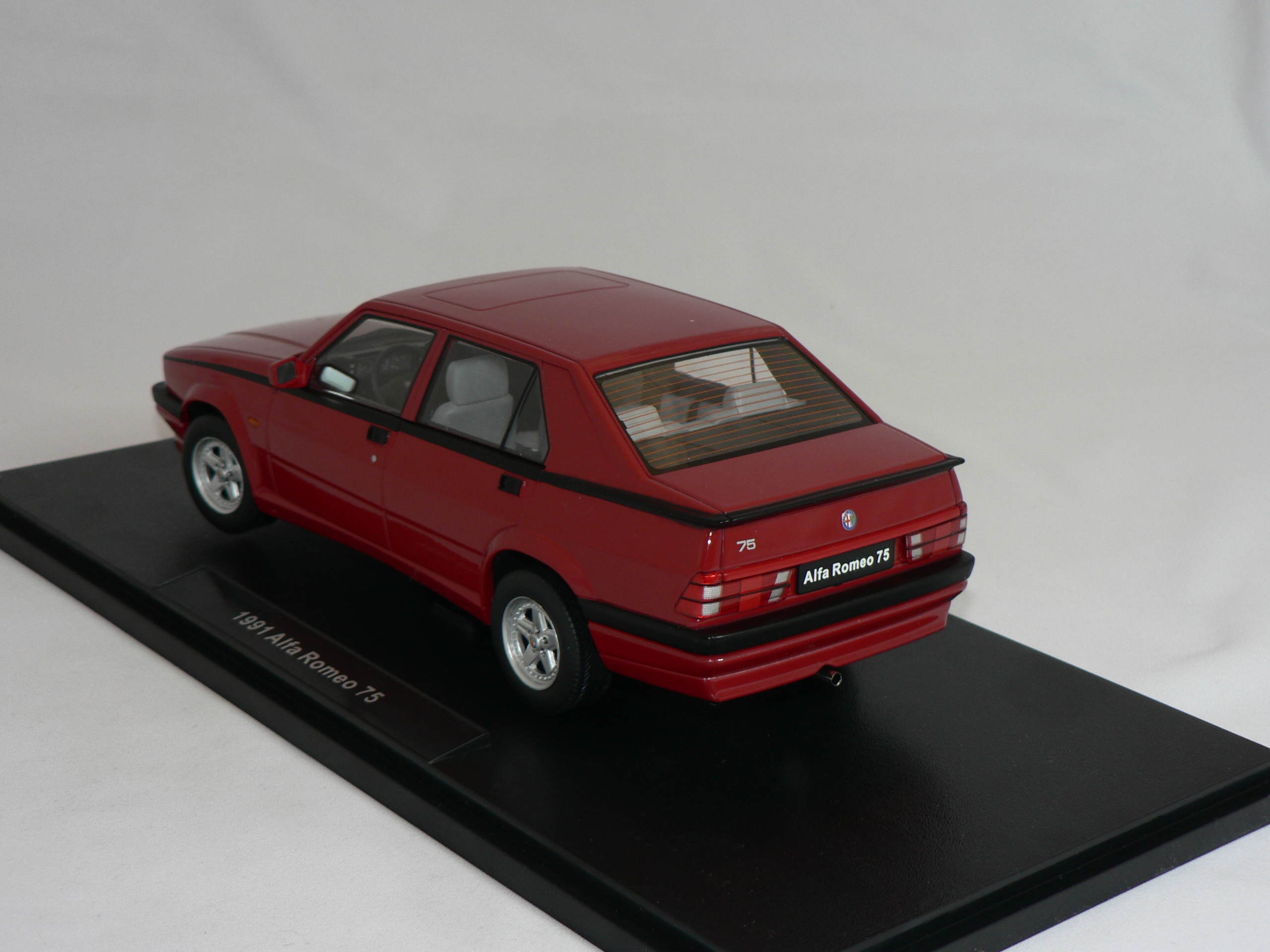 Alfa Romeo  75   1991  !:18  T9-Collection - 2