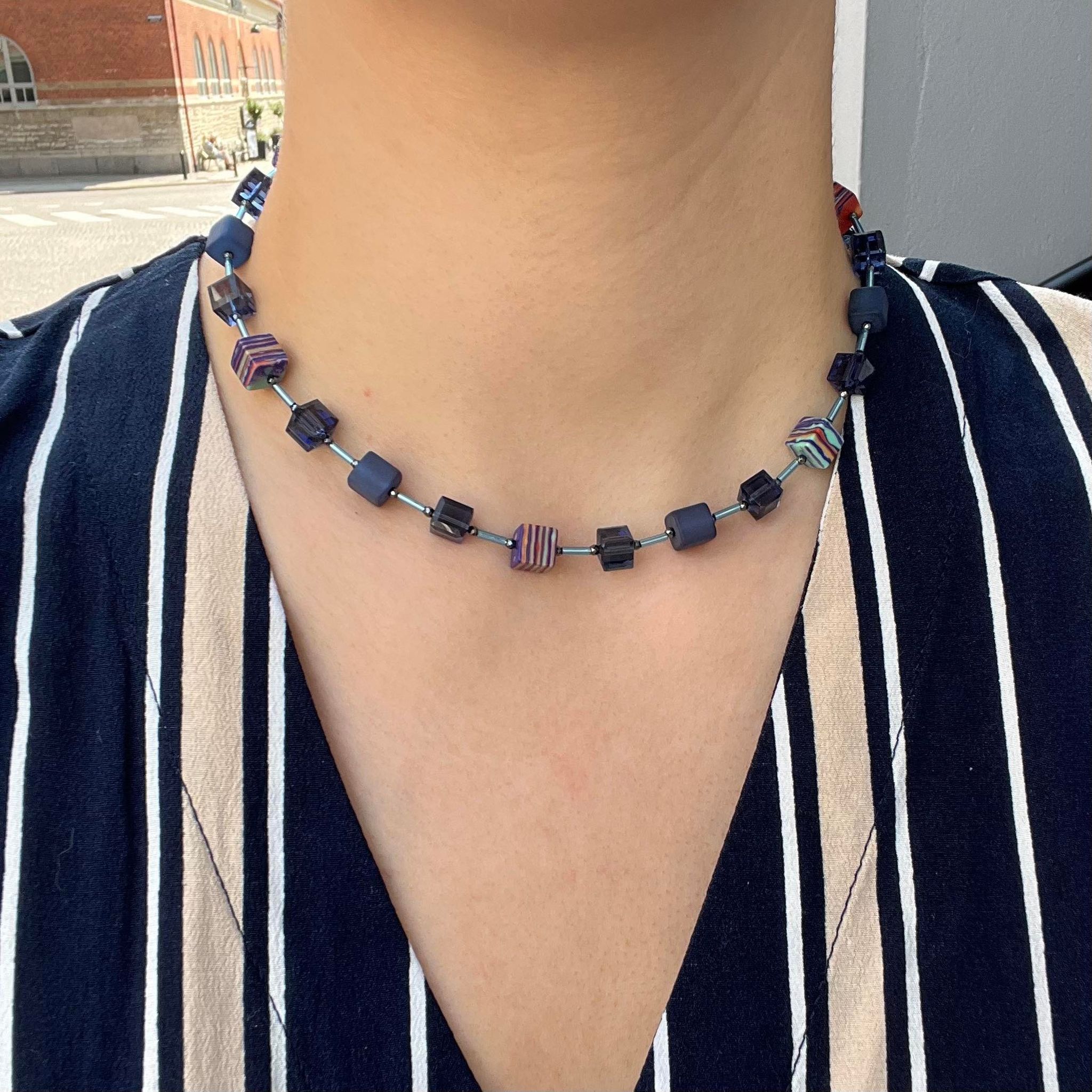 IAMLUND Tone halsband Polariskub marinblå