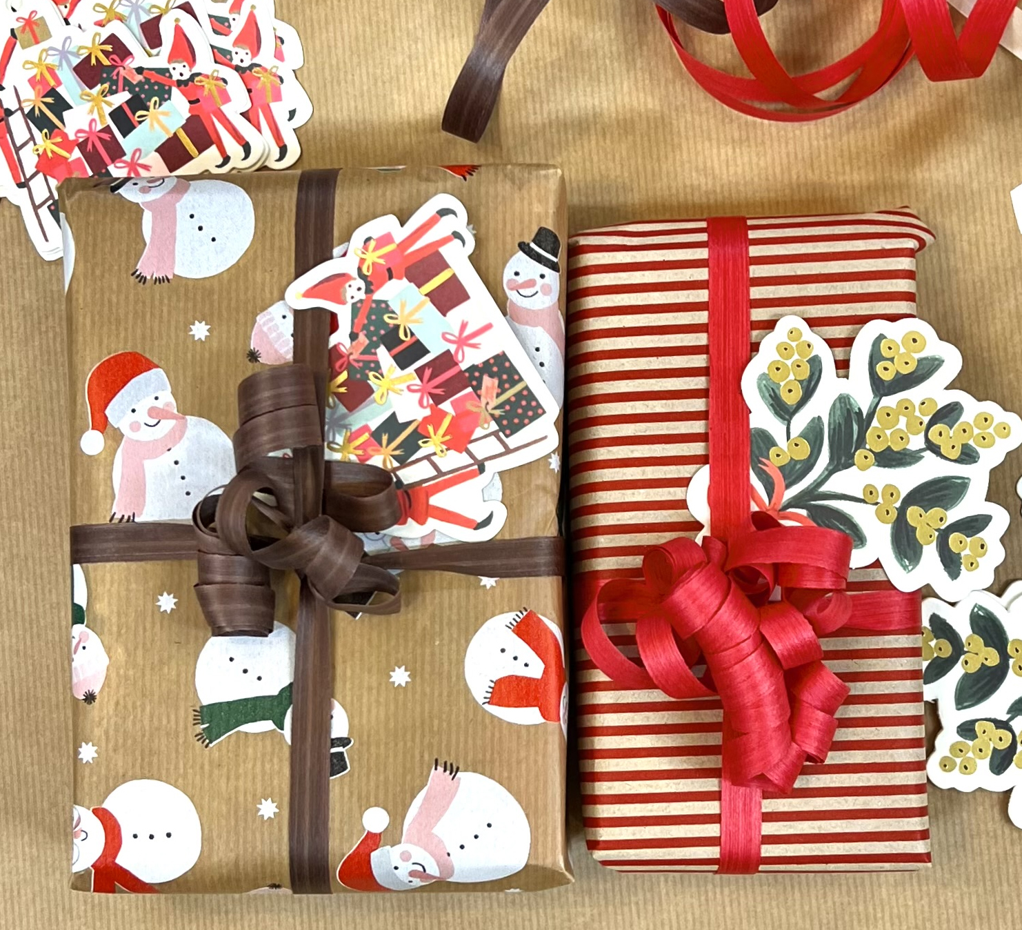 Paketinslagning av ett paket Julklapp!  Välj mellan många olika kort! Beställ det antal du önskar få inslagna!  - 4