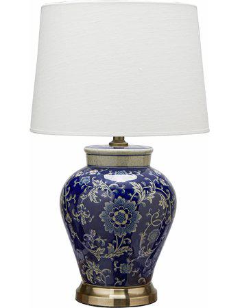 Bordslampa med vit lampskärm  