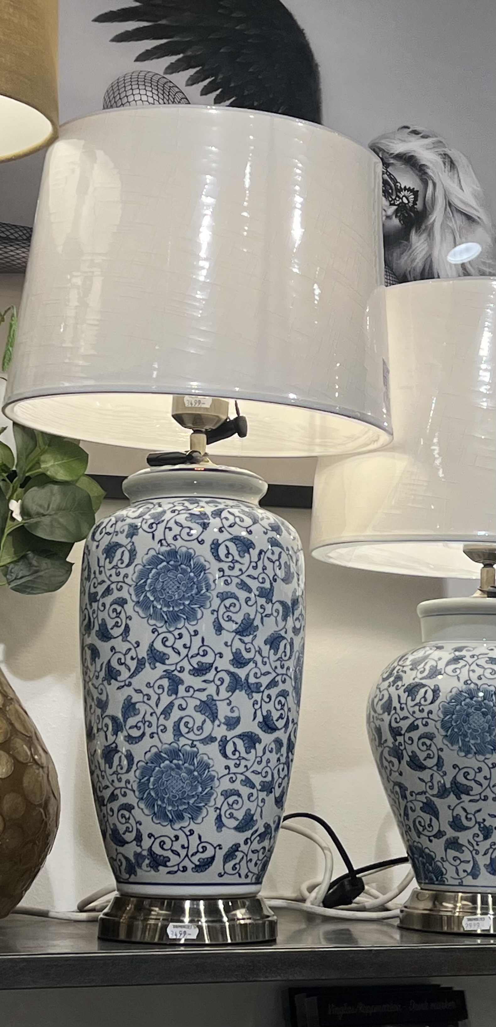 Bordslampa med vit lampskärm 