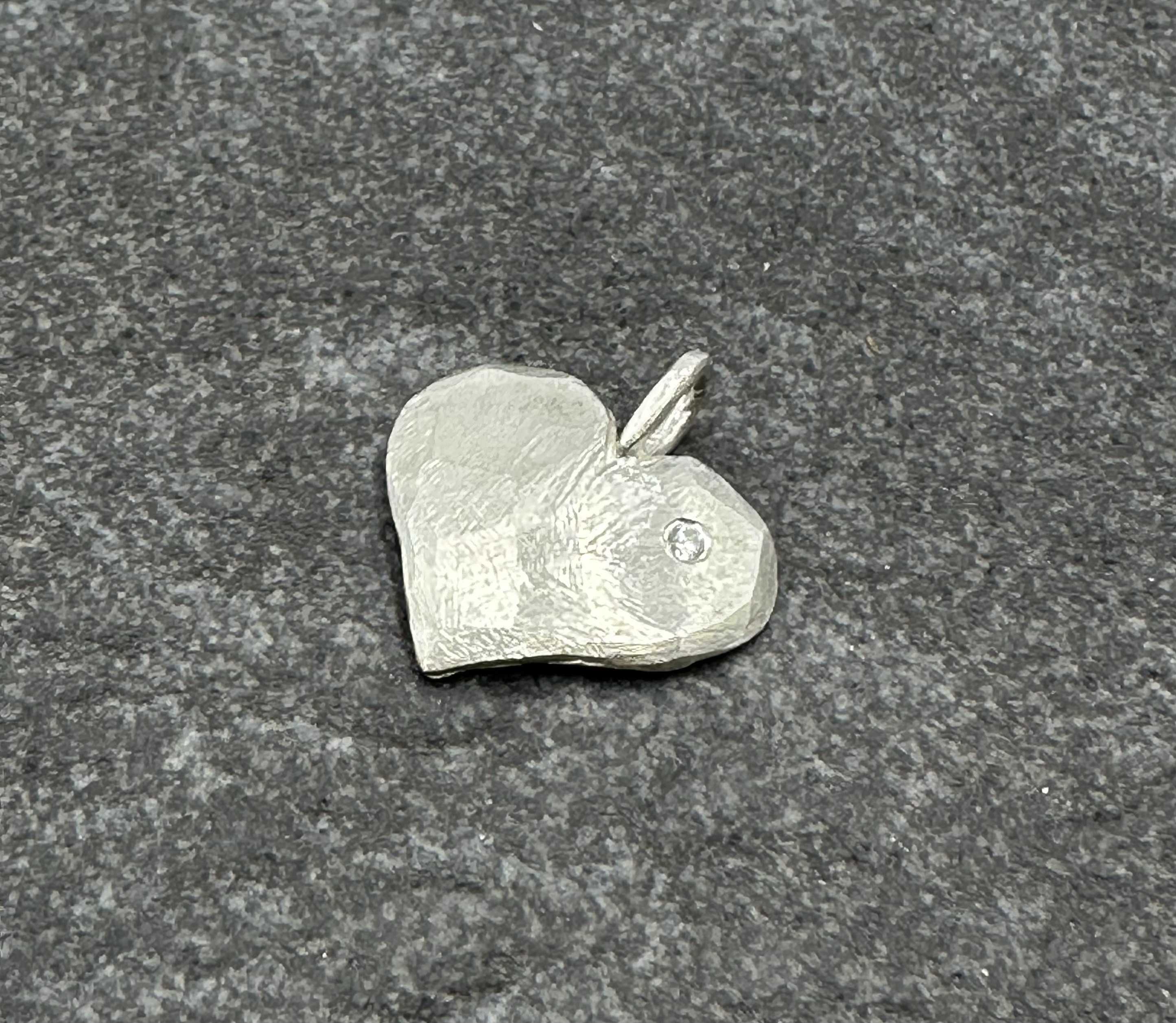 Hänge Älskad hjärta 20 mm vit diamant silver