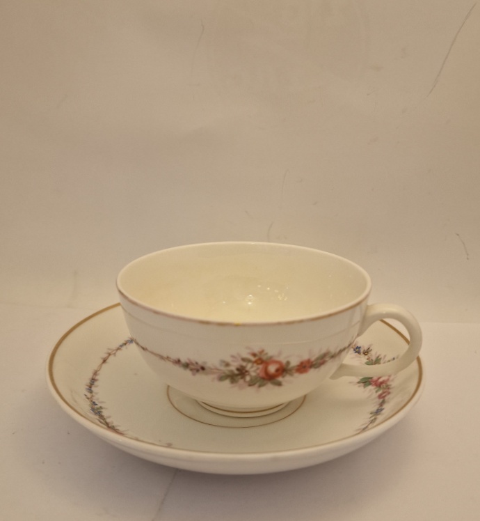 Tekopp och fat med blomranka 1870-1880-tal