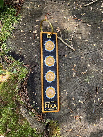 Nyckelring vävt band FIKA KANELBULLE